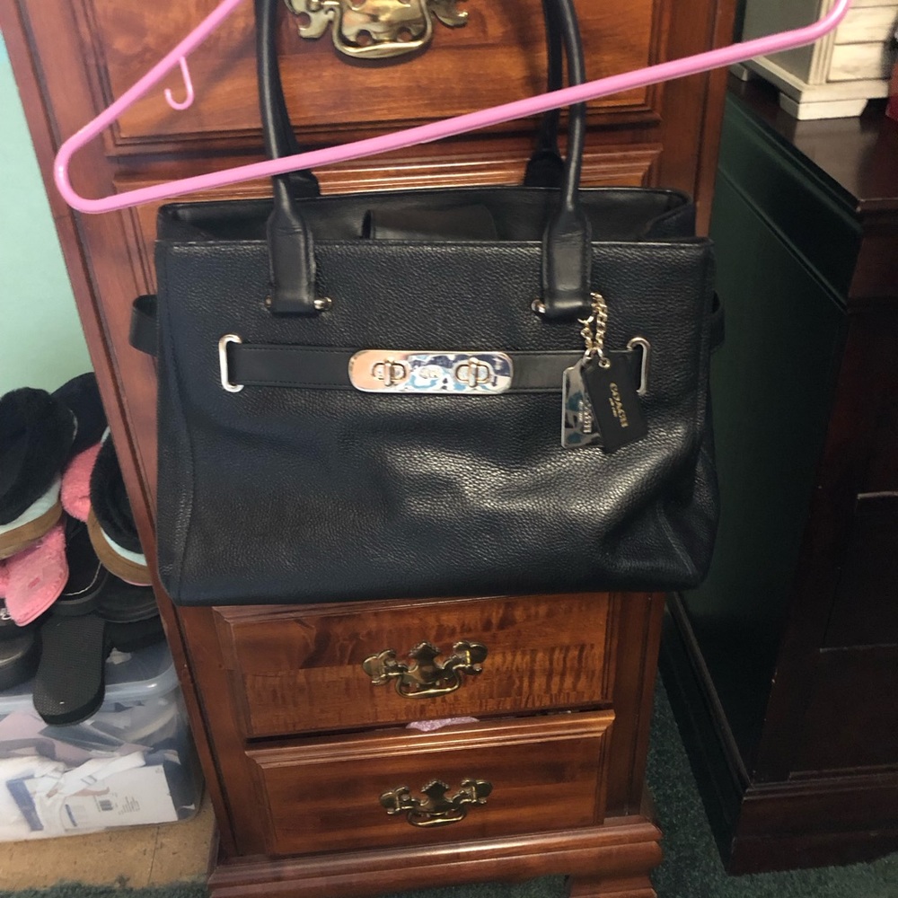 Women's Coach Leather Tote Handbag Purse Color Black! Like New H- 9” W- 13” D-5” - Picture 6 of 13